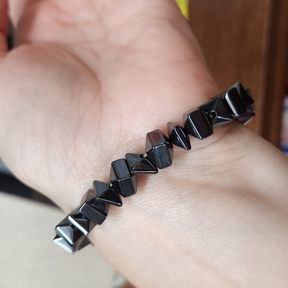 $5☃️Hematite Chunky Geometeric Stretchy Bracelet - Picture 3 of 4